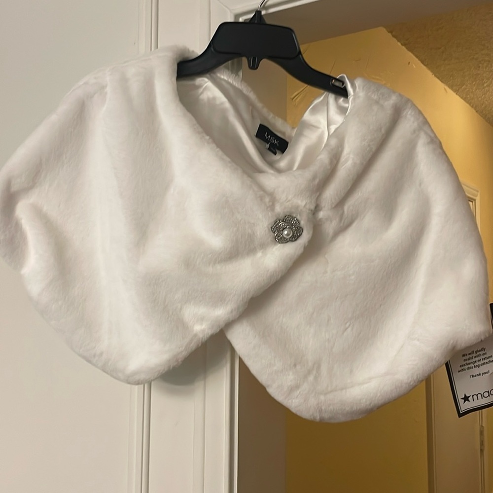 MSK WHITE faux fur shawl Size XL